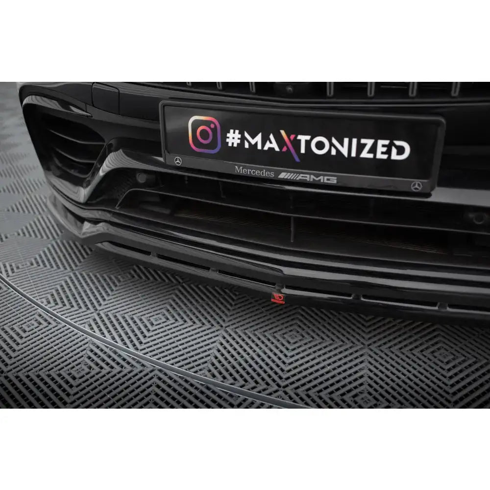 Frontsplitter til Mercedes-AMG GLC 63 SUV, sort spoiler sett forfra med skilt og rutete gulv.