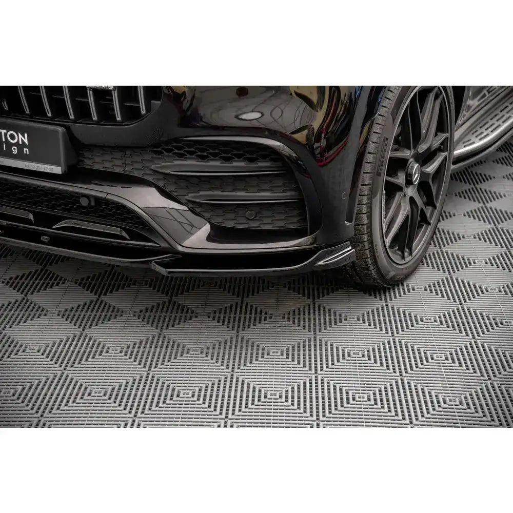 Frontspoiler på Mercedes-AMG GLE Coupe C167 med sportslig støtfanger og sorte felger, sett skrått forfra.