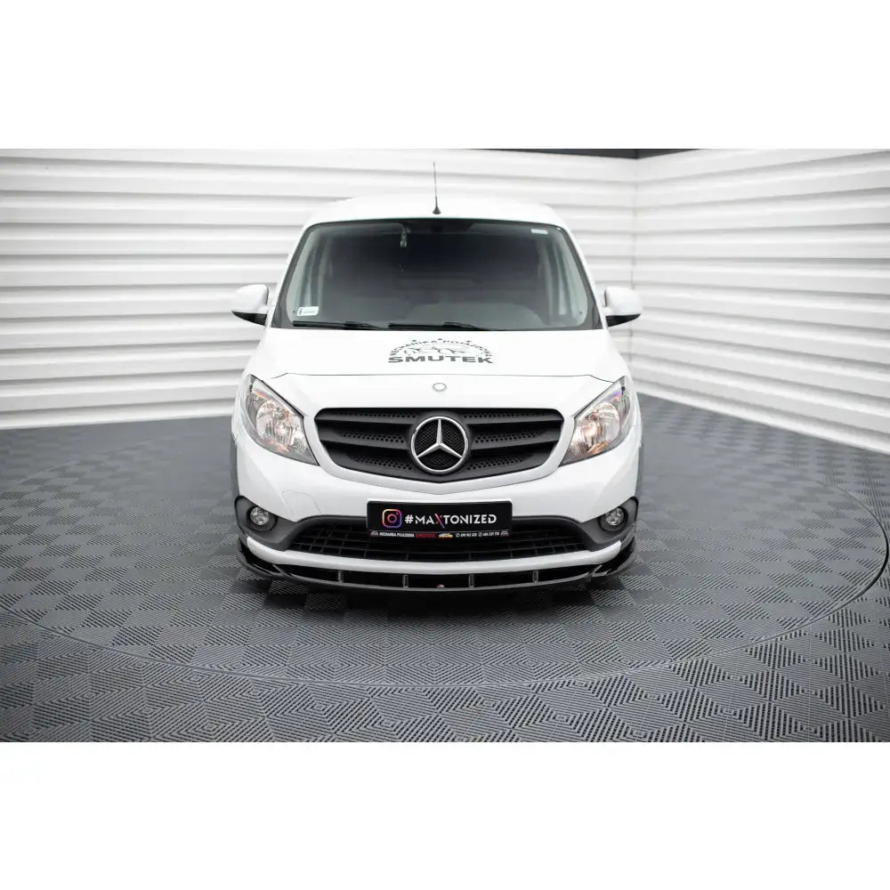 Front lip på Mercedes-Benz Citan Mk1 hvit varebil sett forfra med svart grill og Mercedes-logo.