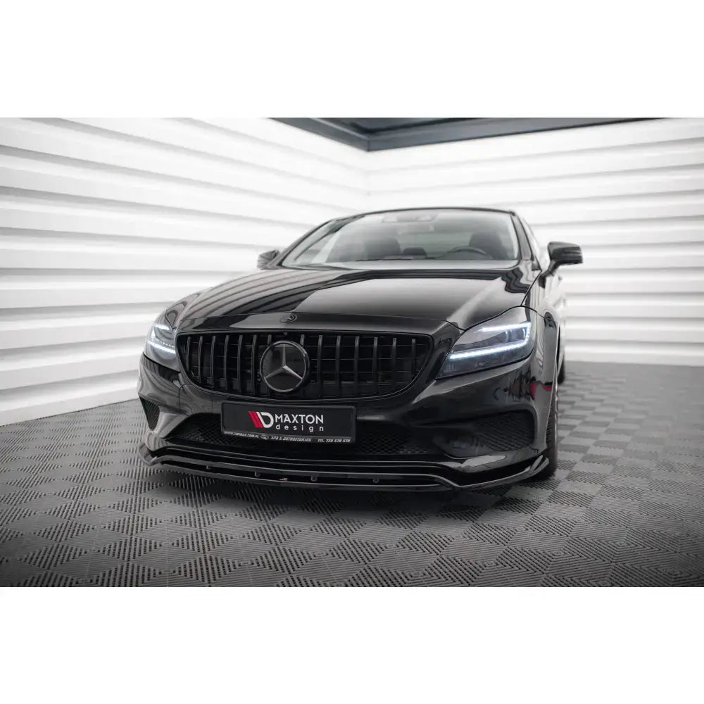 Frontspoiler Mercedes-Benz CLS C218 Facelift med LED-lys og blank grill i lyst rom med rutet gulv.