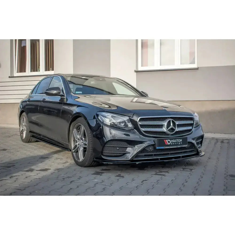 Frontsplitter på Mercedes-Benz E43 AMG med metallic-lakk, kromgrill og synlig lav frontspoiler.