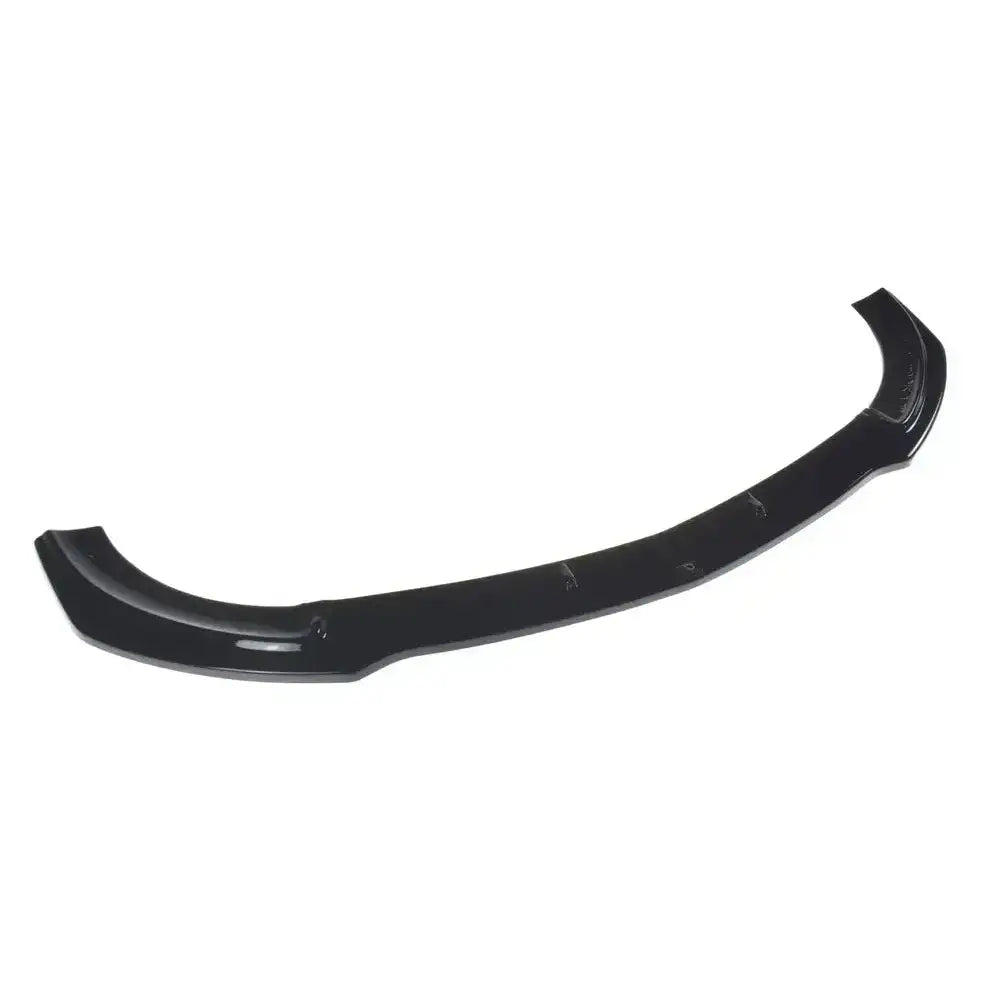 Front lip Mercedes-Benz E43 AMG spoiler i blank sort plast med buet form, sett fra skrå vinkel.