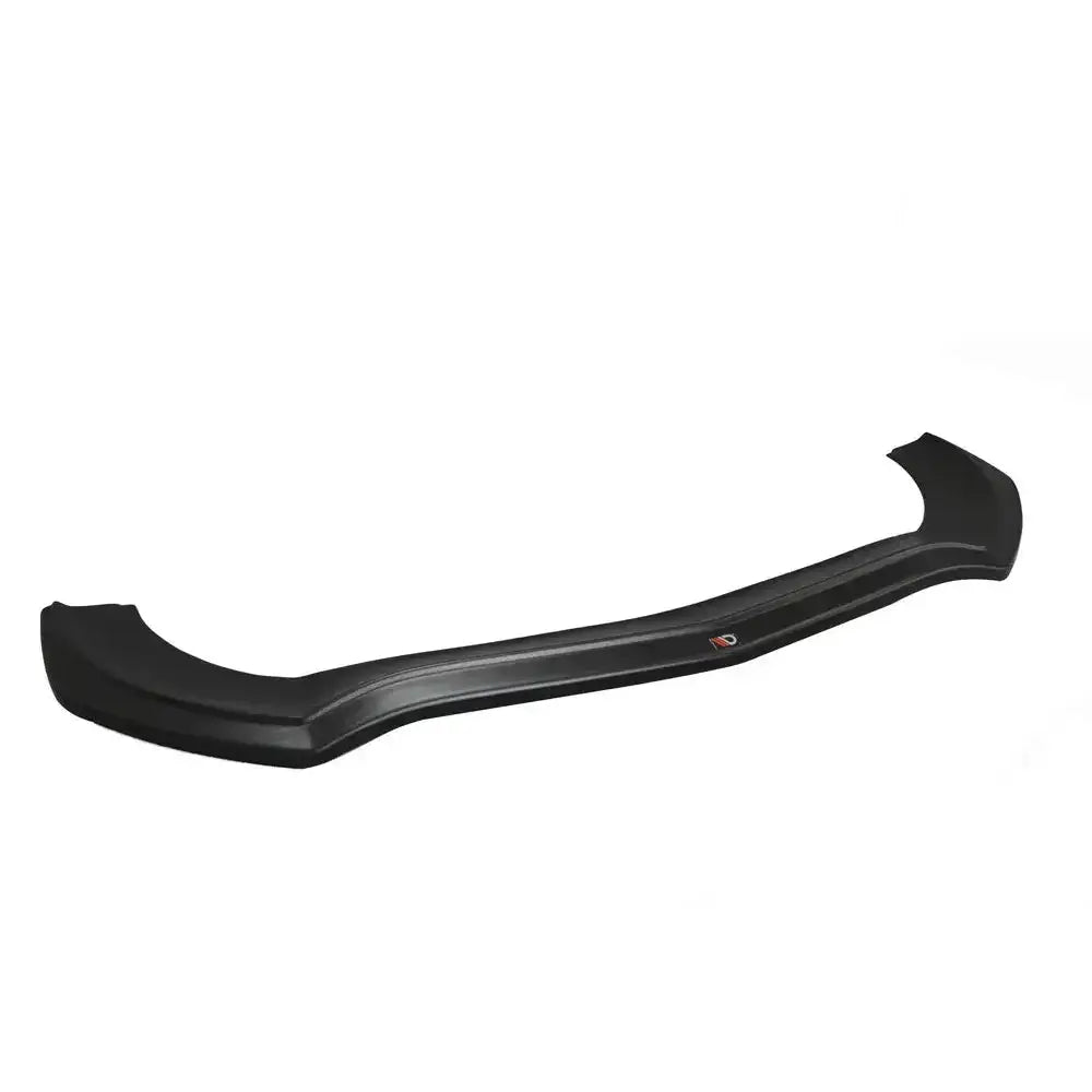 Front splitter til Mercedes Benz Gla 45 Amg SUV X156, sort plast med liten logo, sett fra skrå vinkel.