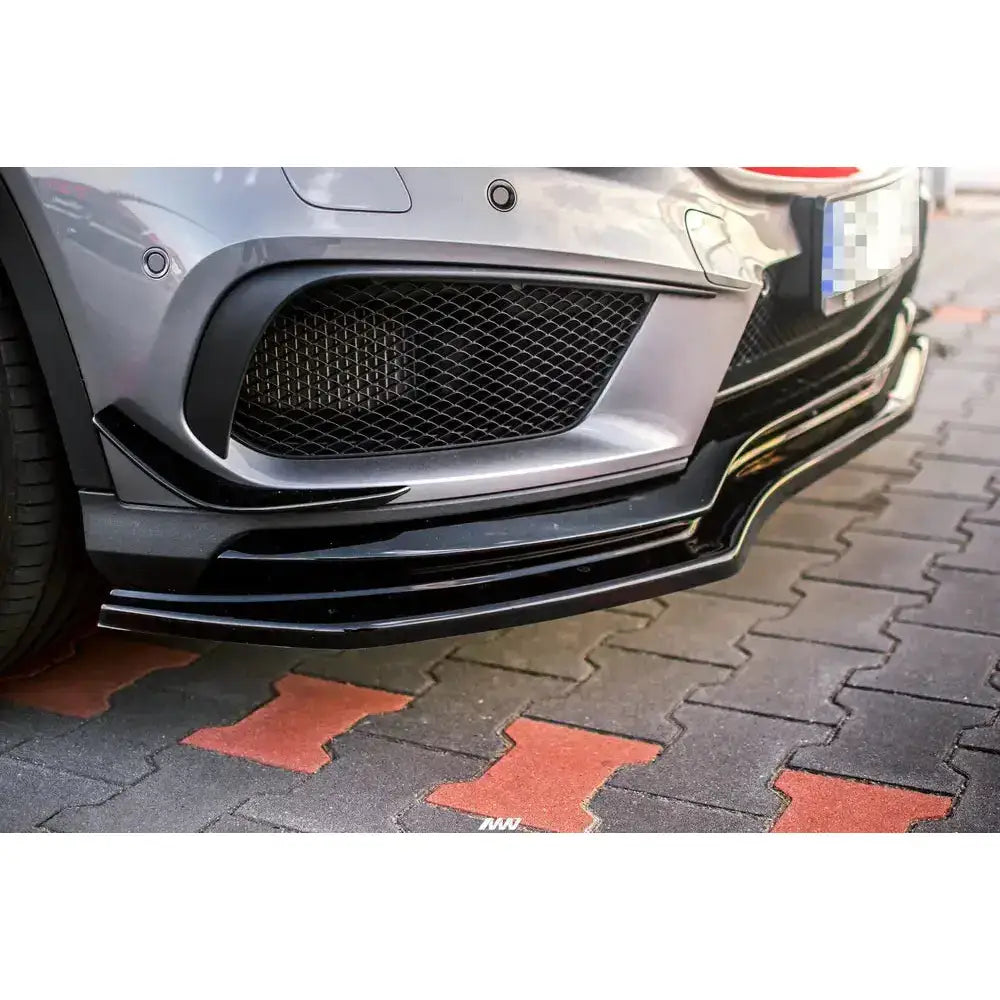 Frontspoiler til Mercedes Benz Gla 45 Amg Suv X156, nærbilde med gloss og matt sort finish.