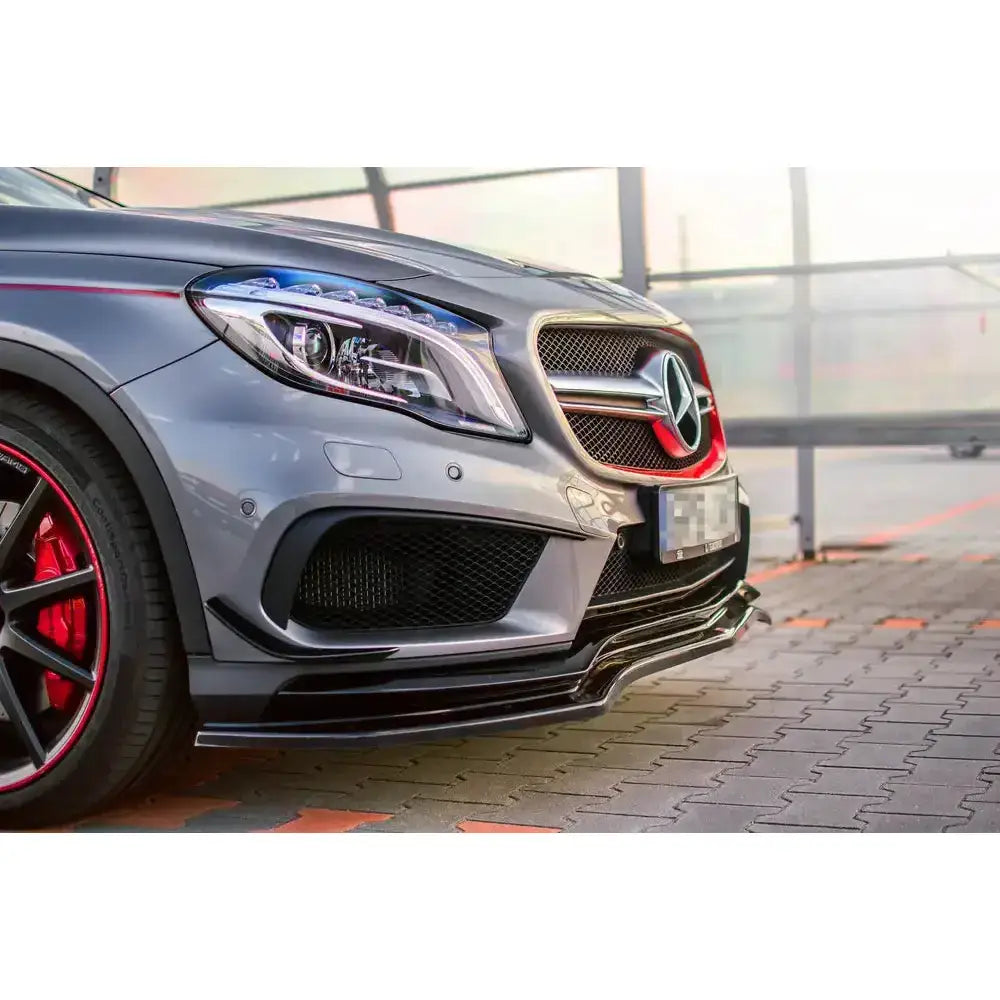 Frontsplitter på Mercedes Benz Gla 45 AMG SUV X156, grå med svarte og røde detaljer, parkert på belegningsstein.