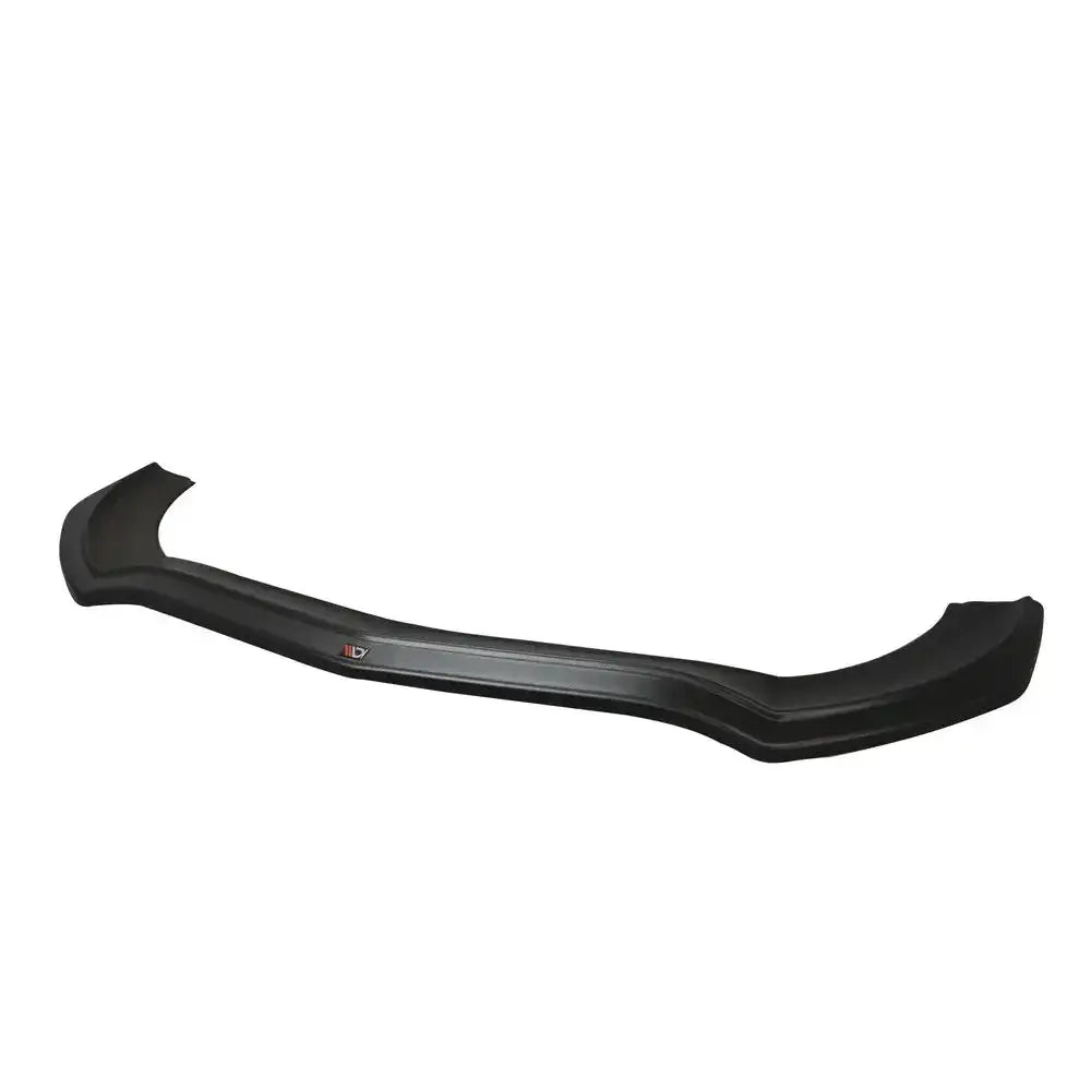 Frontspoiler til Mercedes Benz Gla 45 Amg SUV X156, sort plast med logo sett ovenfra på hvit bakgrunn.