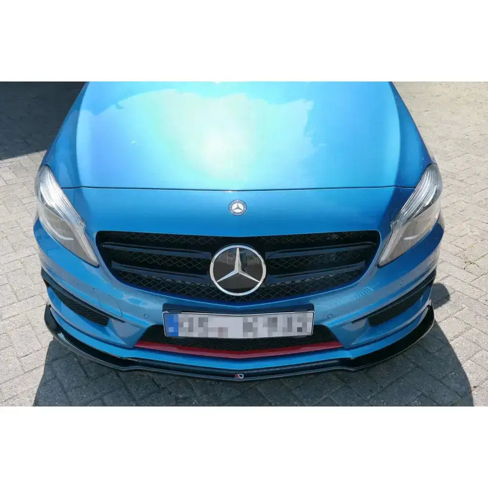Frontleppe til Mercedes Benz W176 Amg-Line, svart med rød stripe på blå bil sett forfra.