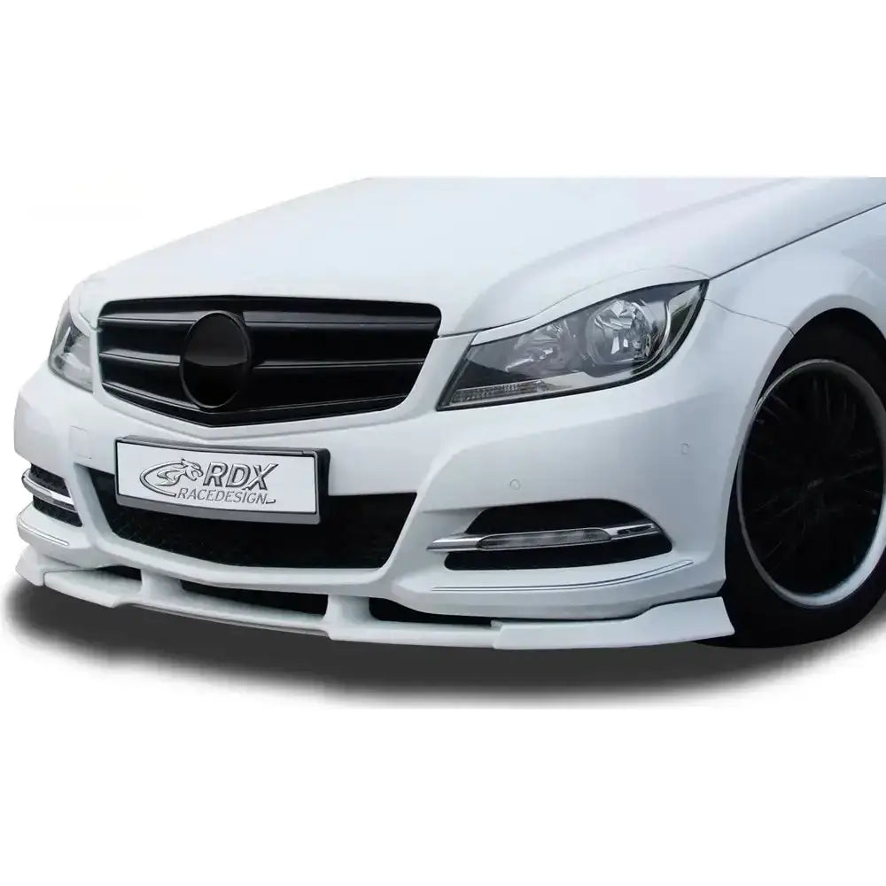 Frontleppe Mercedes C-class W204 11- i helhvit finish med svart grill, frontsplitter og LED-kjørelys.