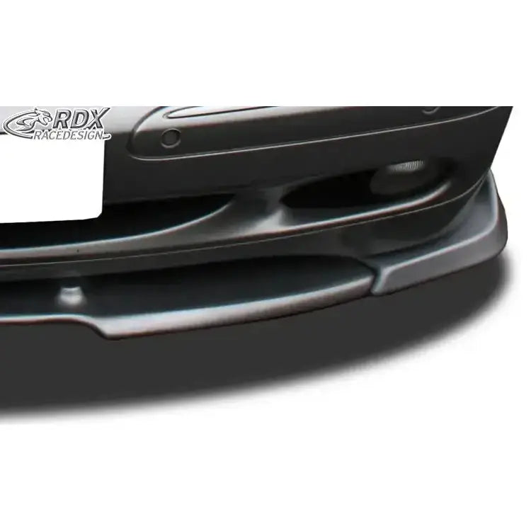 Front splitter til Mercedes C-Klasse W203, sort plast vist fra skrå vinkel med detaljerte kurver.