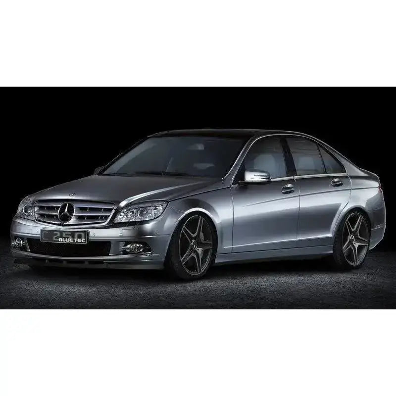 Frontleppe Mercedes C-Klasse W204 07-09 montert på sølvfarget sedan med aluminiumsfelger.