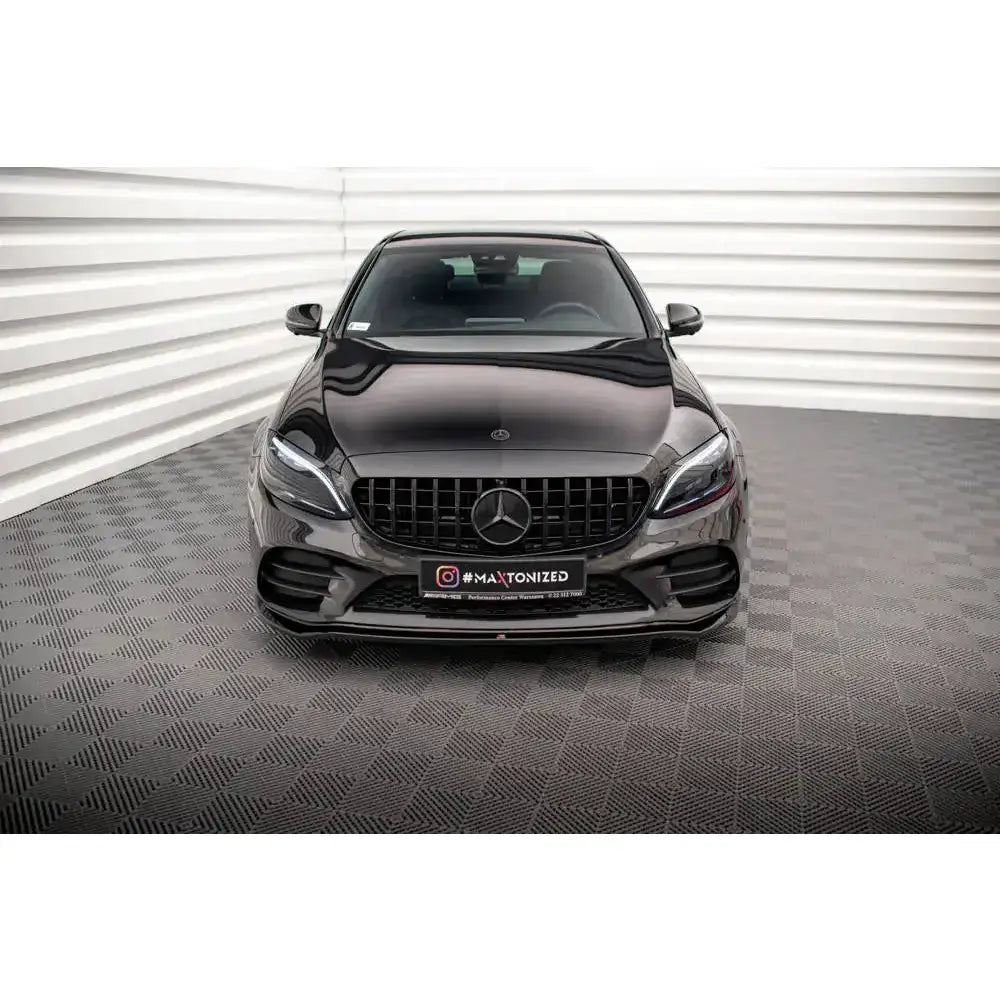 Frontspoiler på Mercedes C-Klasse W205 AMG Line med stor grill og LED-lys, sett rett forfra.