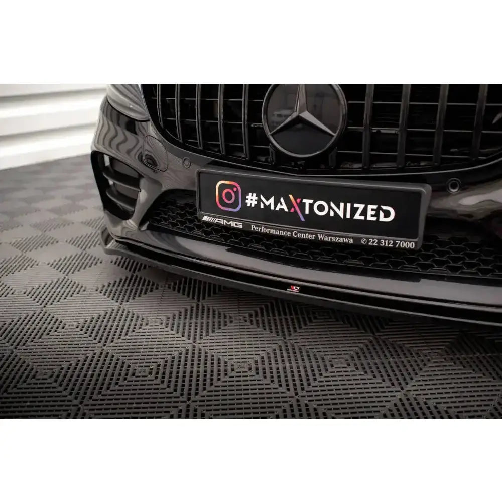 Frontsplitter på Mercedes C-Klasse W205 facelift med blank grill og sort skiltplate foran.