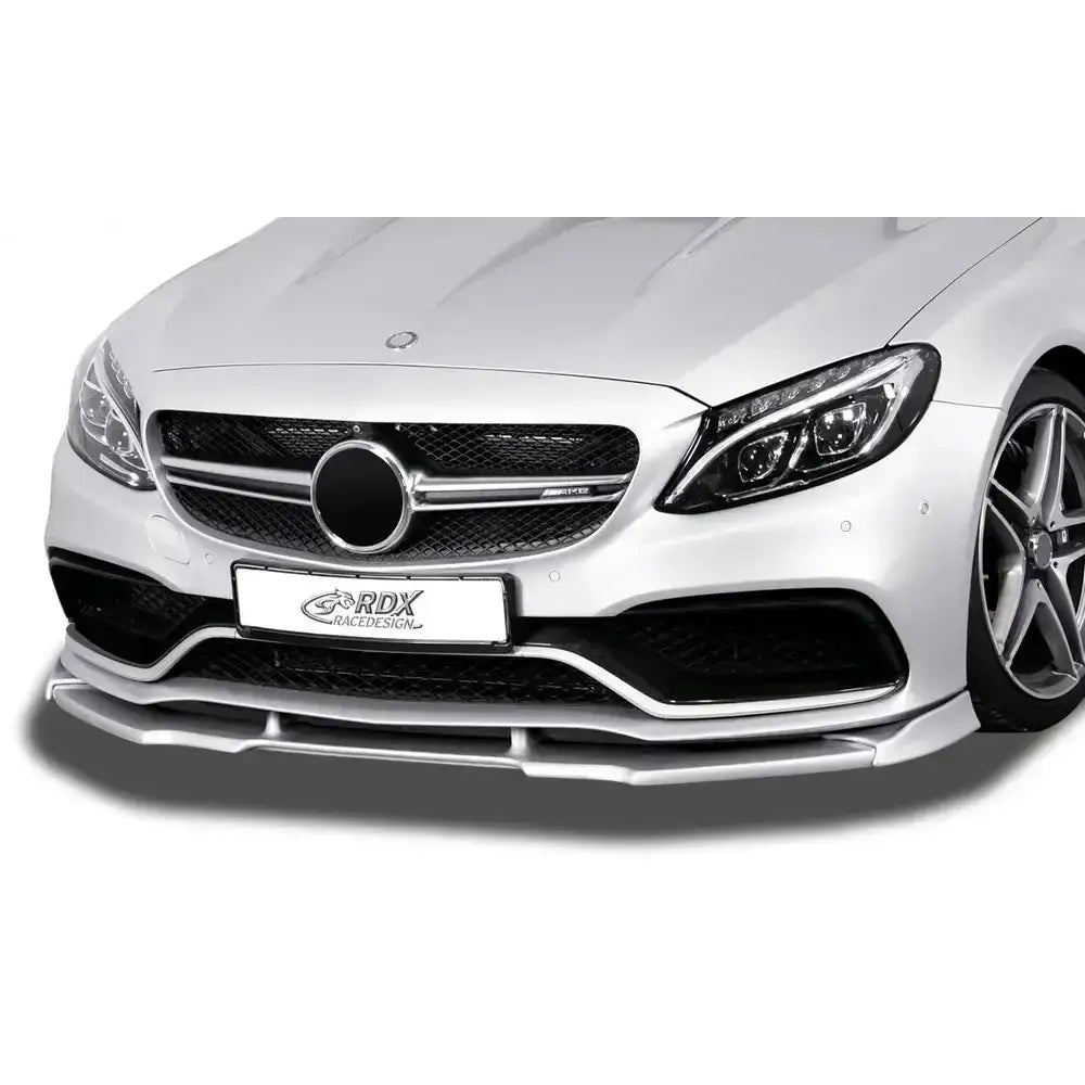Frontleppe Mercedes C-Klasse W205 med sølvfarget spoiler og sort grill på hvit bil sett forfra.