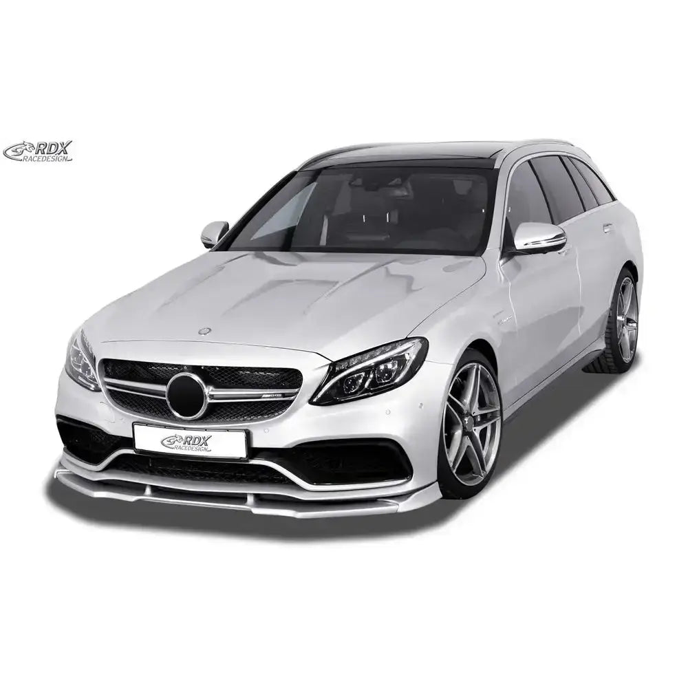 Frontspoiler på Mercedes C-Klasse W205 stasjonsvogn med markante felger mot hvit bakgrunn.