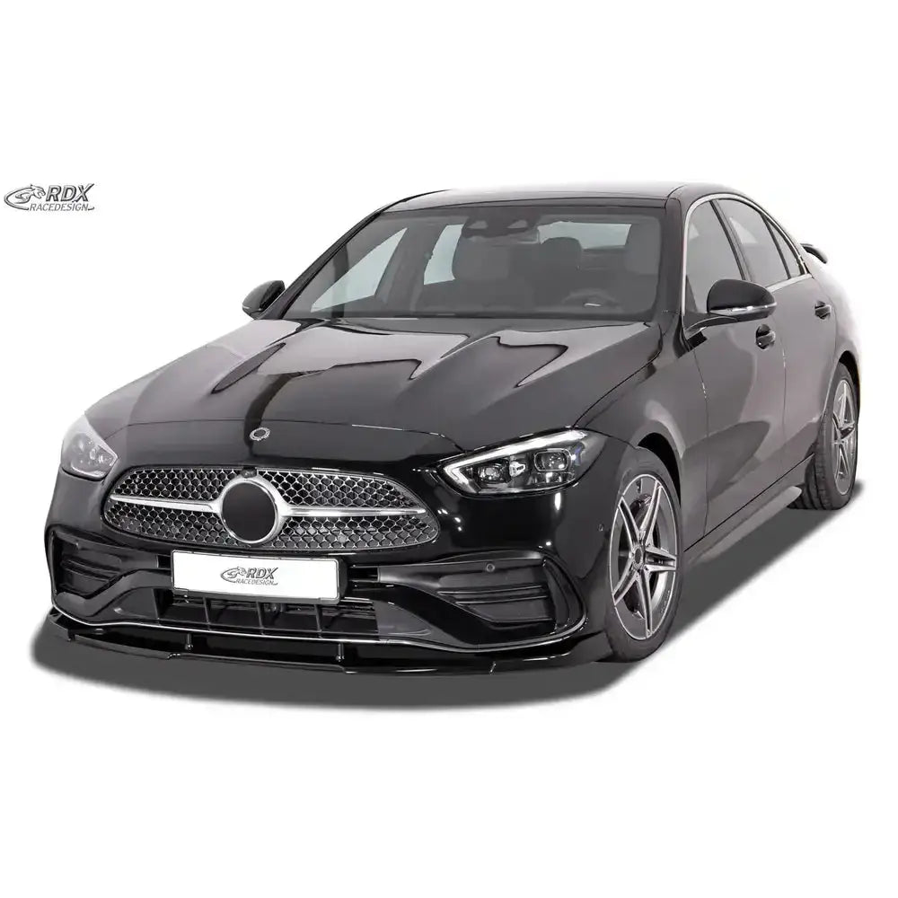 Frontspoiler på Mercedes C-Klasse W206 AMG-Line med sort grill og fem-eikers felger, sett forfra.
