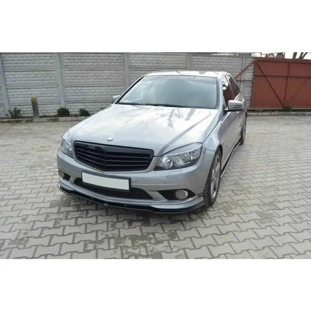 Frontsplitter på Mercedes C W204 Amg-Line, sølvfarget bil med sorte detaljer parkert på brostein.