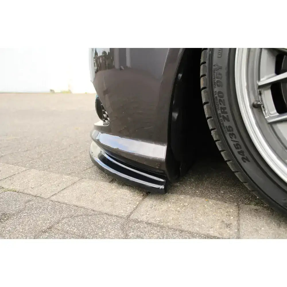 Frontsplitter Mercedes Cl 500 C216 Amgline i sort blank plast montert nær høyre forhjul, sett fra lav vinkel.