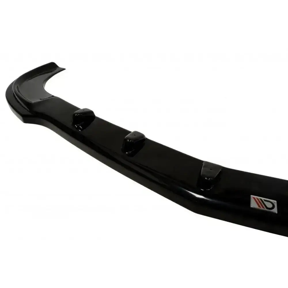 Frontsplitter til Mercedes Clk W209 i sort glans med tre aerodynamiske finner og logo, sett fra skrå vinkel.