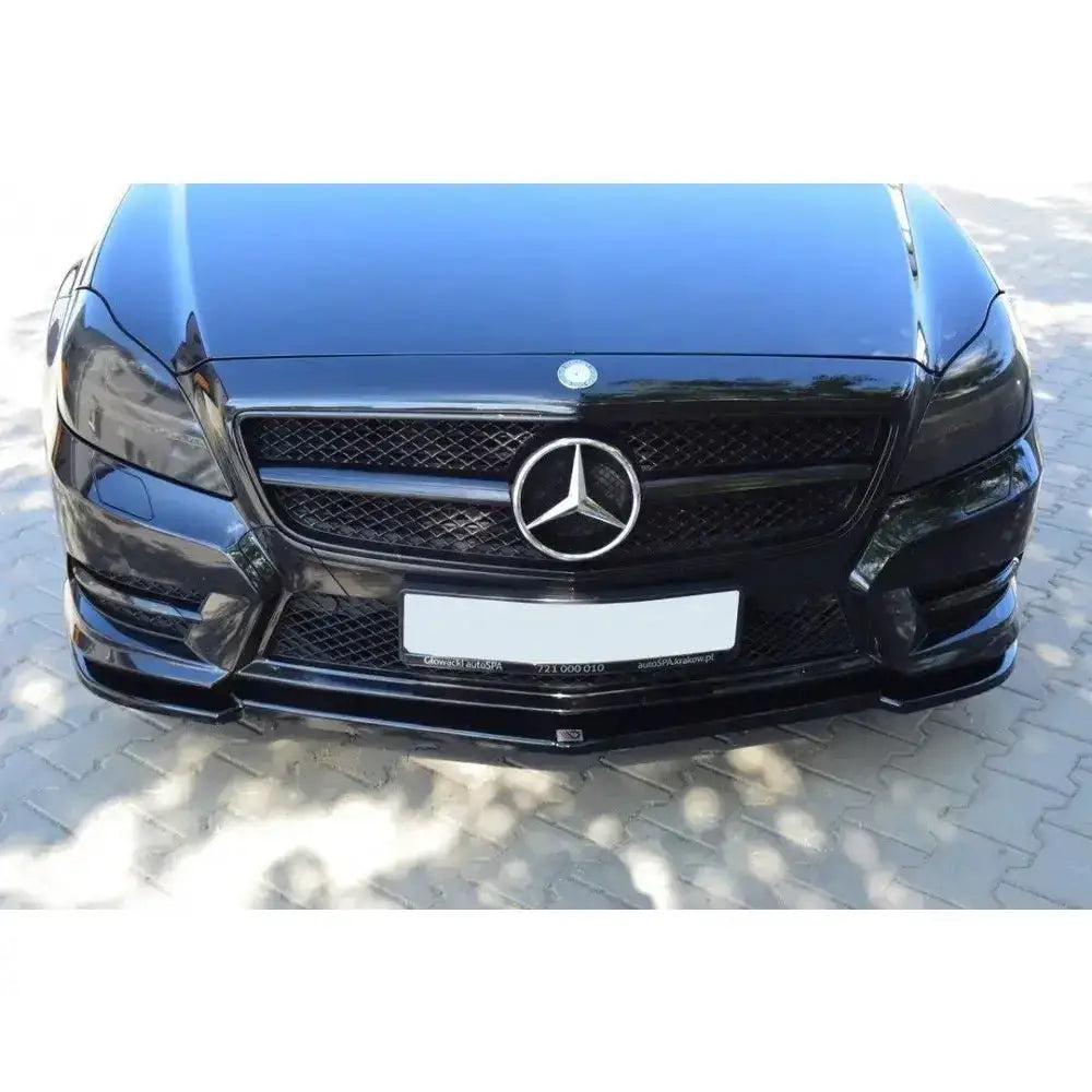 Frontsplitter på Mercedes Cls C218 Amg Line, sort front med grill, emblem og støtfanger sett forfra.
