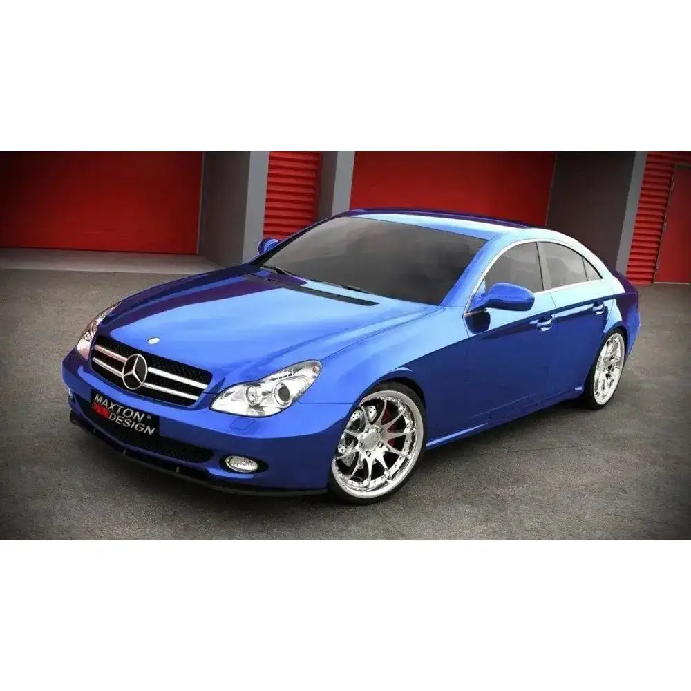 Frontsplitter på Mercedes Cls C219 med store felger og sotede ruter parkert foran røde porter.