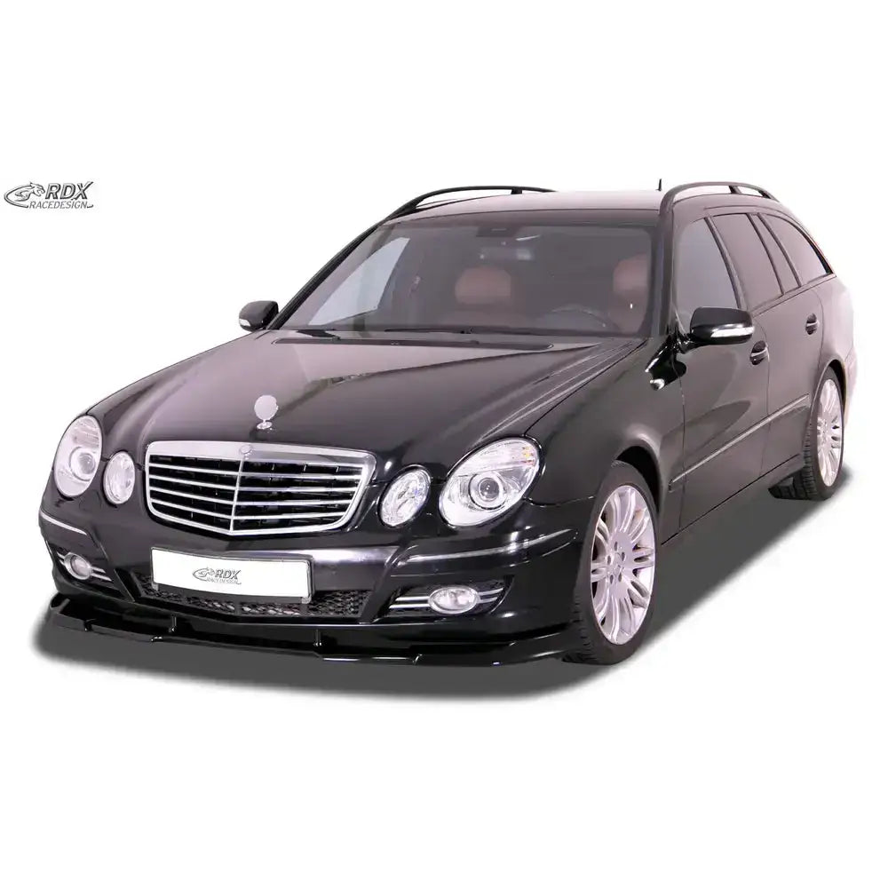 Frontspoiler på Mercedes E-class W211 stasjonsvogn med kromgrill og sølvfelger, sett skrått forfra.