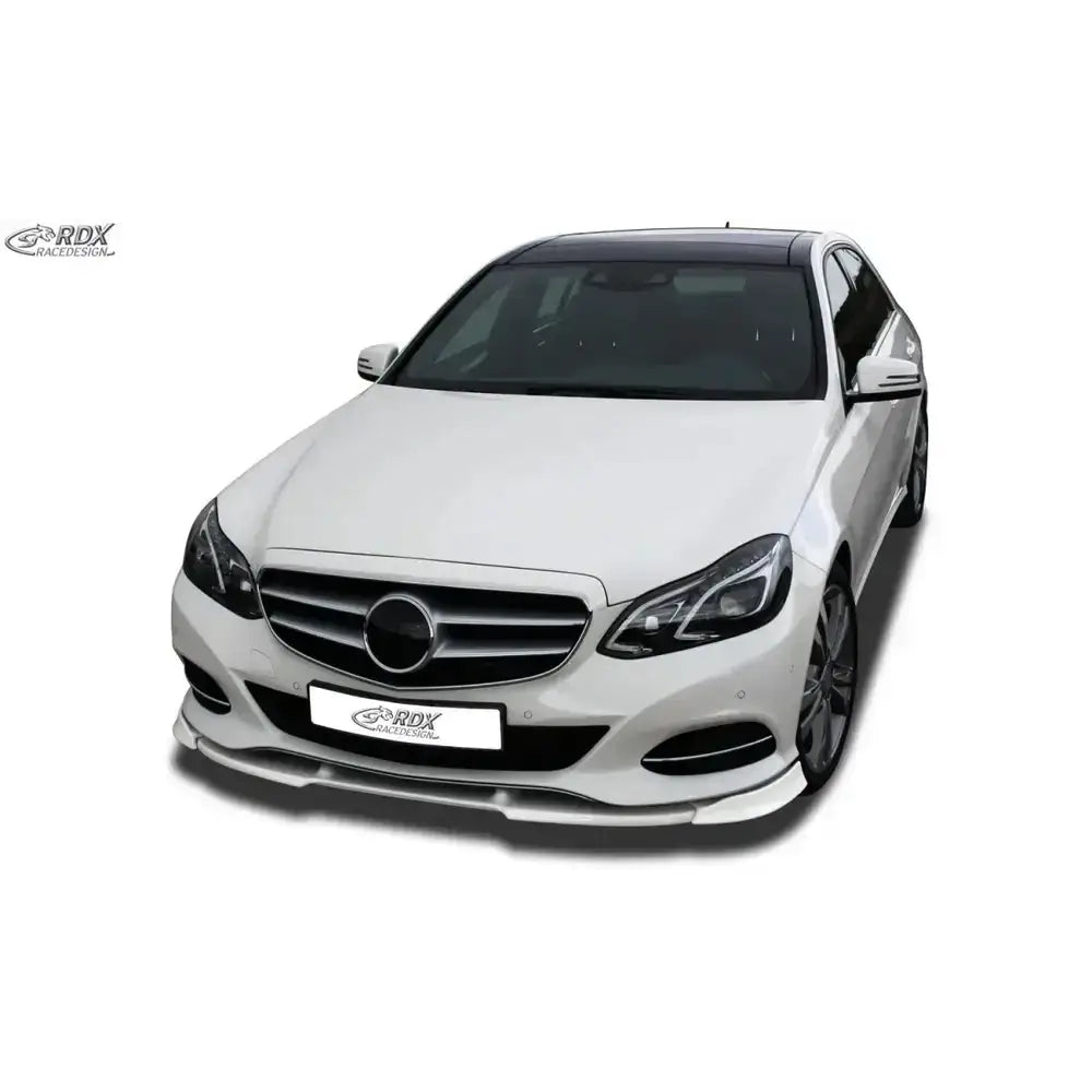 Frontspoiler på Mercedes E-class W212 13- hvit bil med sort tak, sett forfra på hvit bakgrunn.