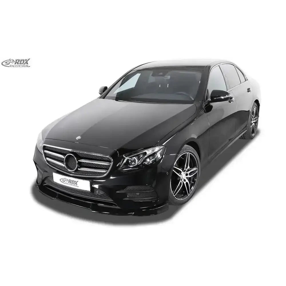 Frontspoiler Mercedes E-Klasse W213 AMG-Line, svart sedan med aluminiumsfelger og kromdetaljer.