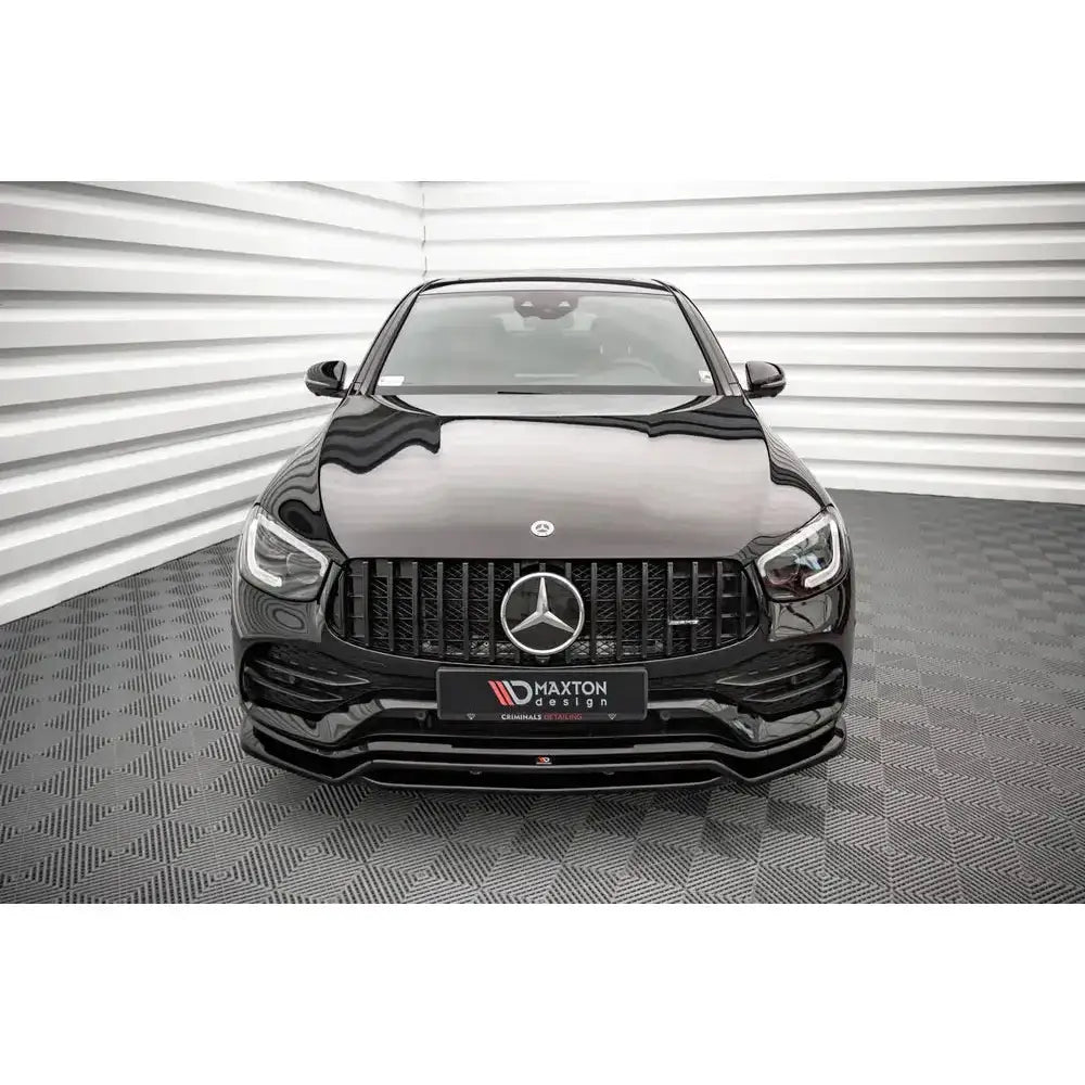 Frontspoiler på Mercedes GLC Coupe AMG-Line C253 Facelift sett rett forfra i lyst rom.