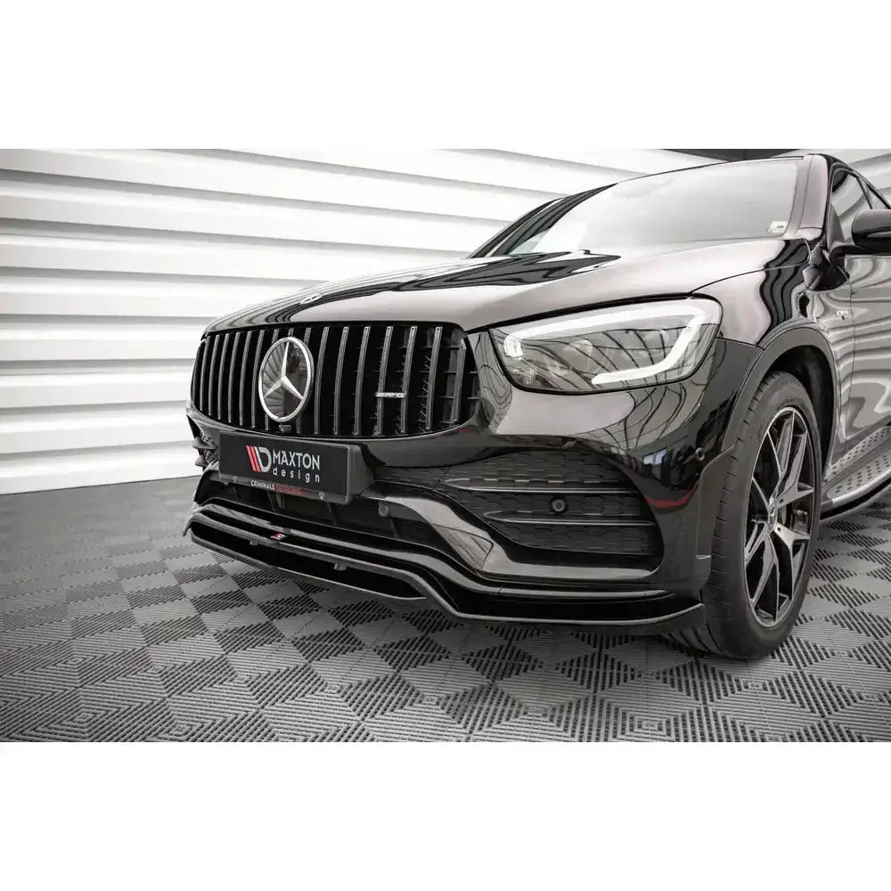 Frontsplitter på Mercedes GLC Coupe AMG-Line C253 Facelift, sort bil med sportslige felger og stor grill.