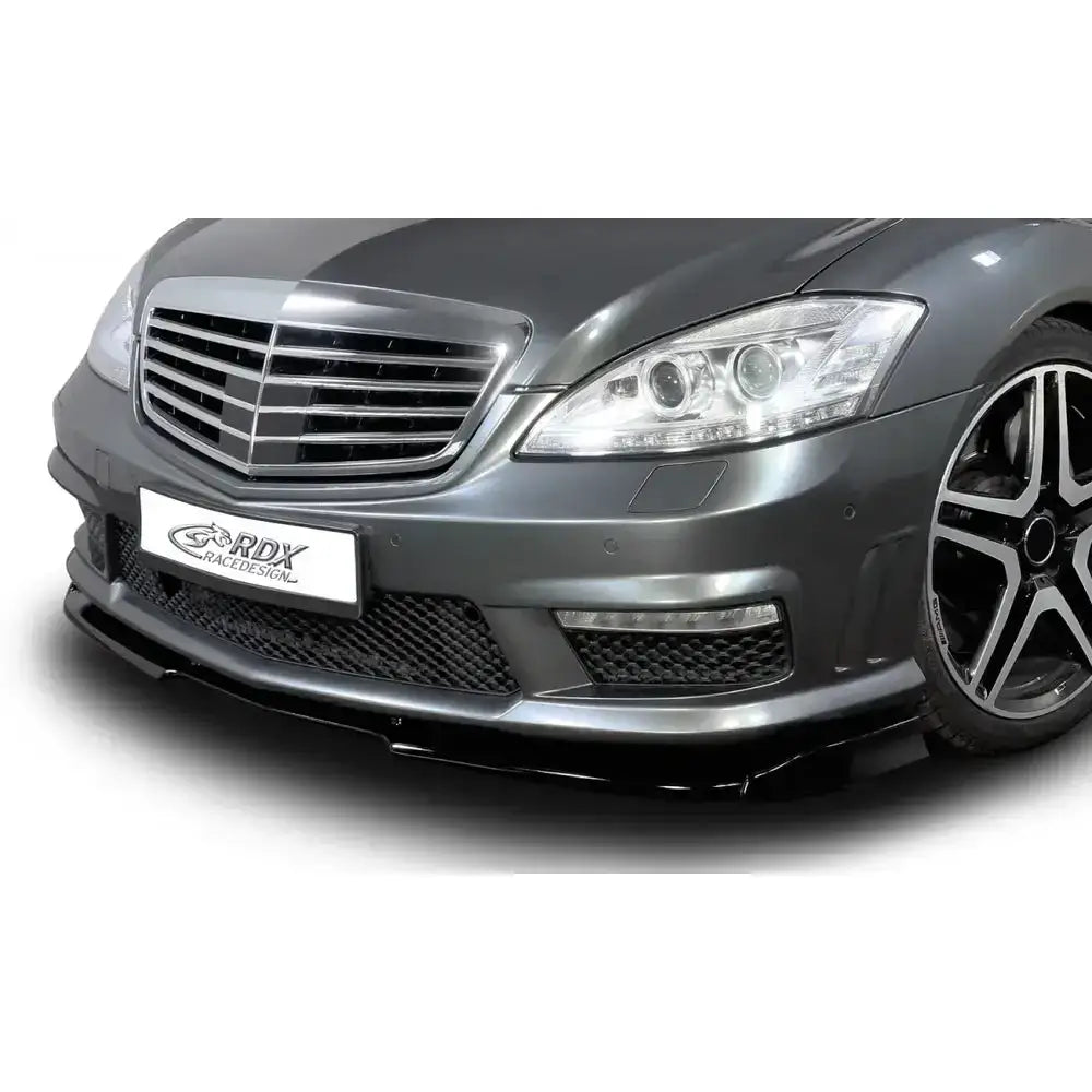 Frontleppe Mercedes S-class W221 AMG 09- i svart plast montert foran på grå bil med sportsgitter.
