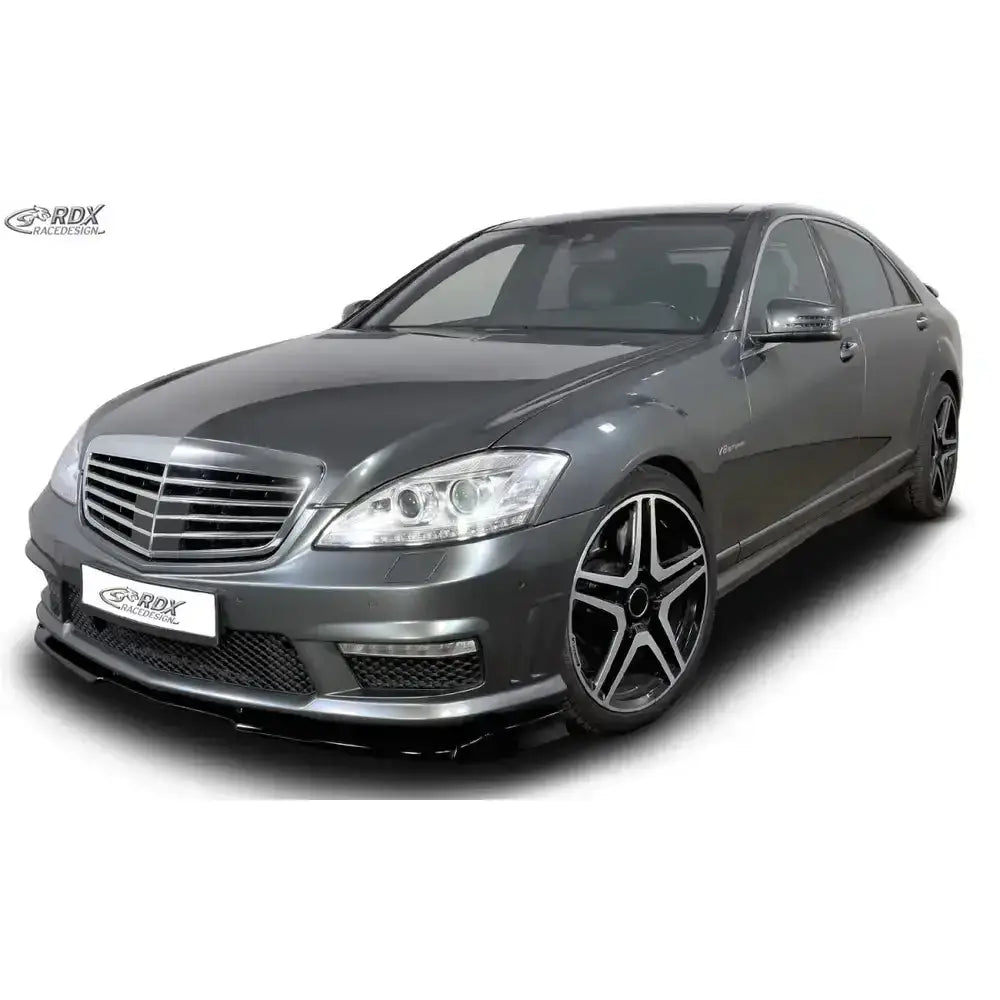 Frontspoiler på Mercedes S-class W221 AMG 09- med svarte felger og kromgrill sett fra skrå vinkel.