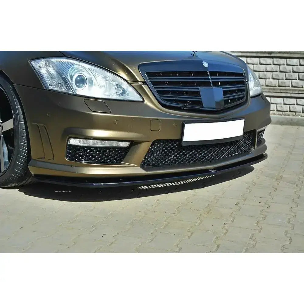 Frontleppe Mercedes S-Class W221 Amg i svart, montert på mørk metallic frontfanger med grill og lykter.
