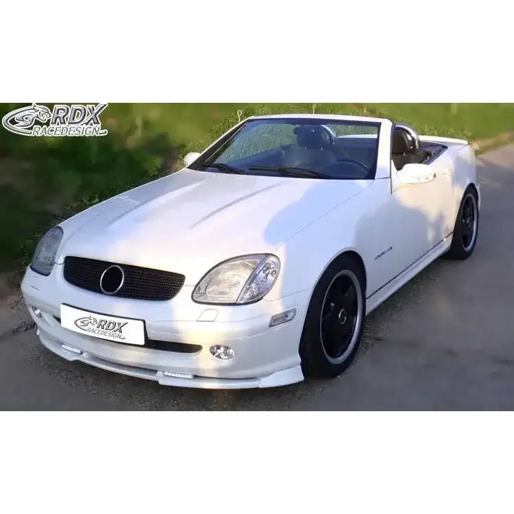 Front splitter på hvit Mercedes SLK R170 med svart frontgrill og felger, sett skrått forfra.