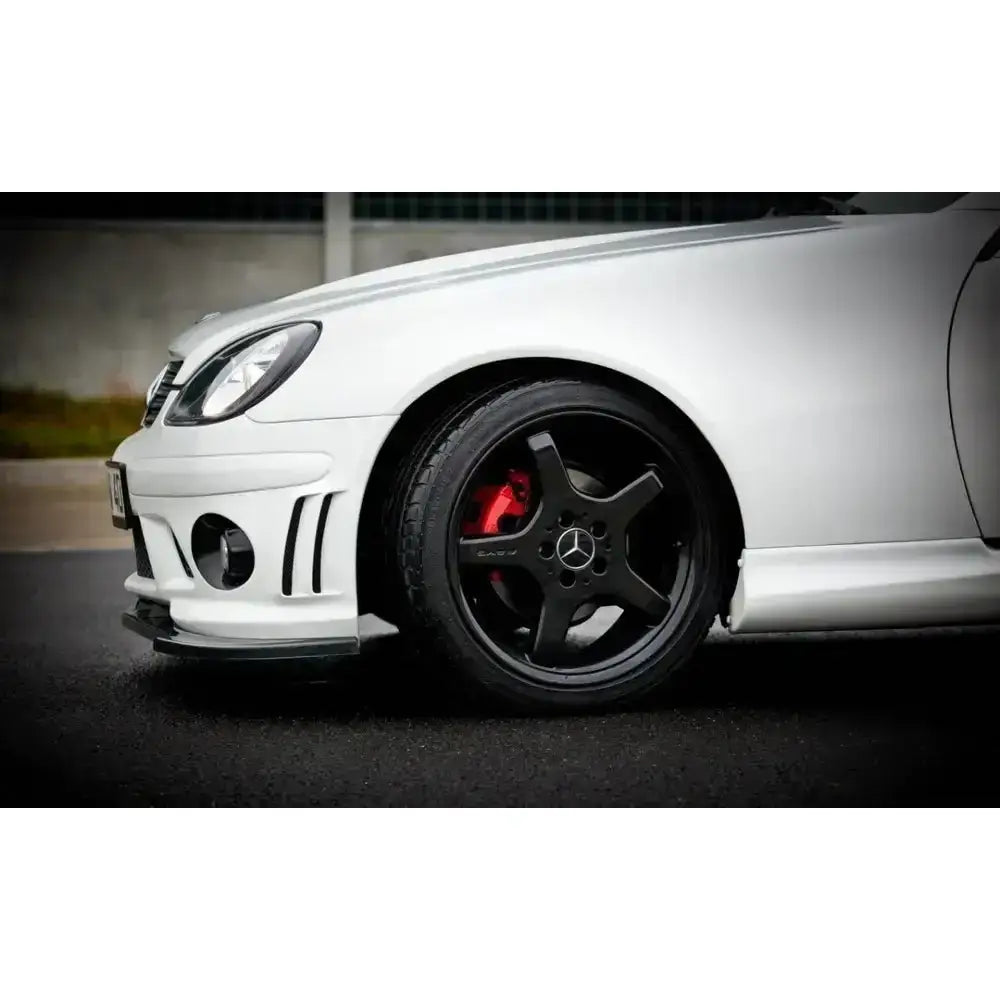 Frontspoiler på Mercedes SLK R170 med AMG 204-støtfanger, svart felg og røde bremsecalipere.