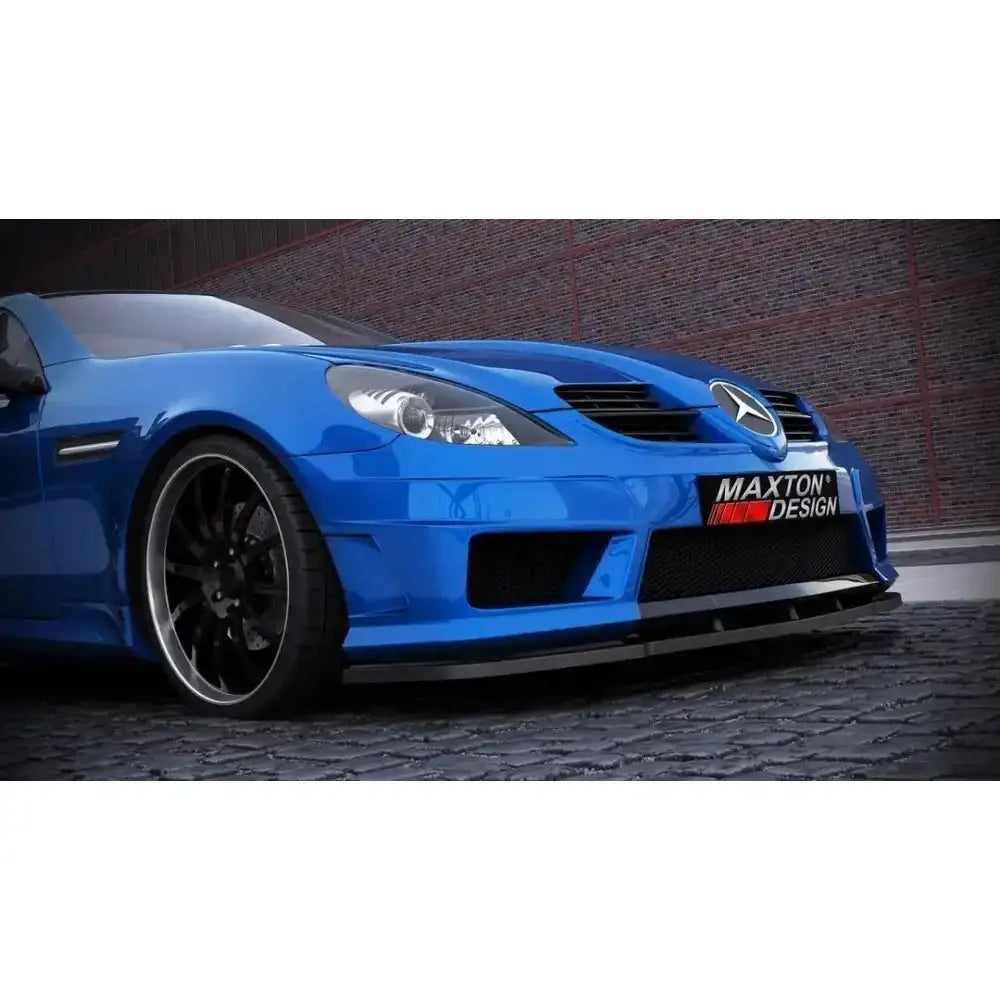 Frontleppe på Mercedes SLK R171 med sort spoiler, Maxton Design-logo og sorte felger sett forfra.