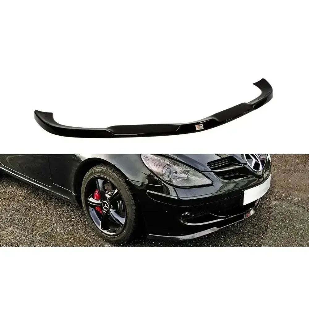 Frontleppe Mercedes SLK R171 i blank svart plast, vist separat og montert på sort bil fra skrå vinkel.
