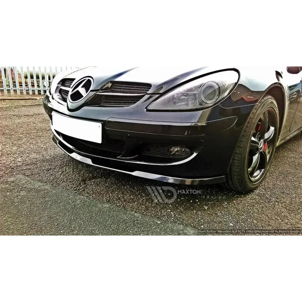 Frontspoiler til Mercedes SLK R171 montert under støtfanger på sort sportsbil, sett fra siden og fronten.