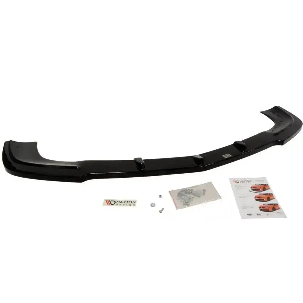 Frontspoiler Mercedes Slk R172 svart plast med monteringsutstyr og merke-logo på hvit bakgrunn.