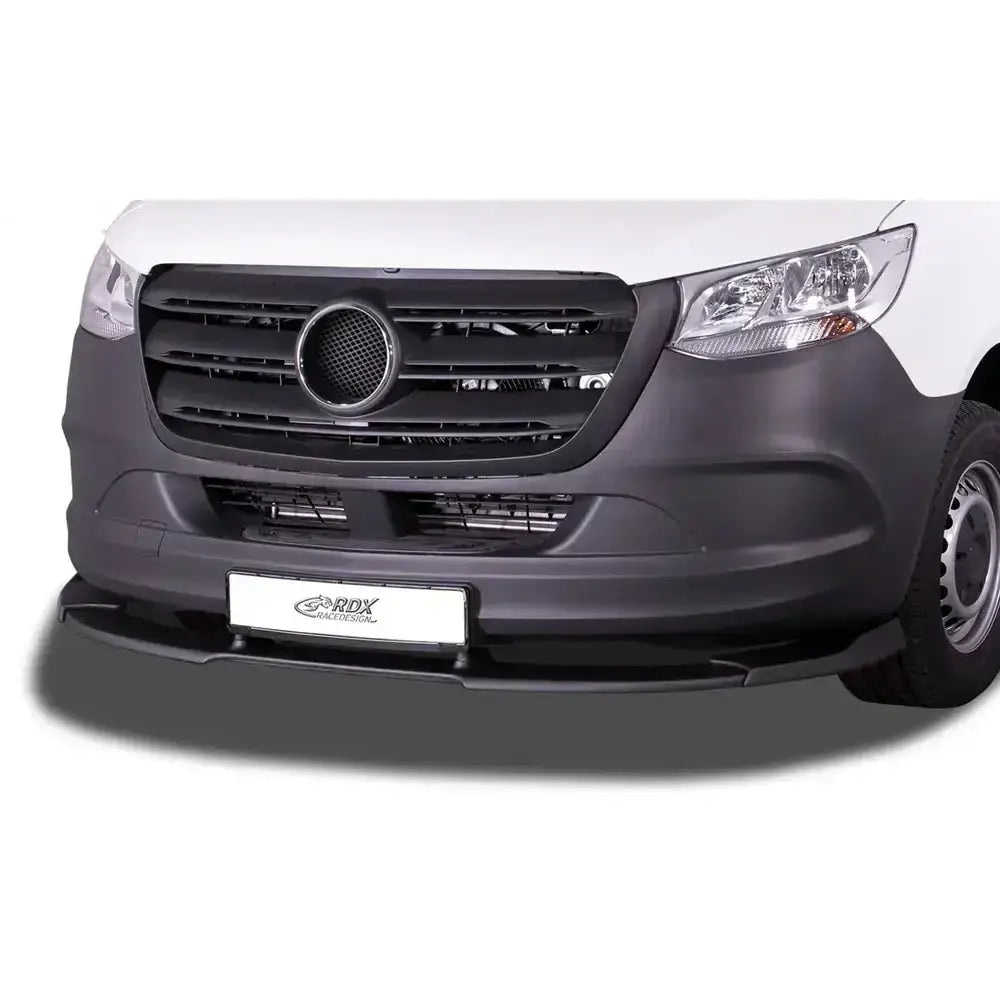 Frontleppe til Mercedes Sprinter 906/907/910, sort spoiler montert på hvit varebil sett forfra.