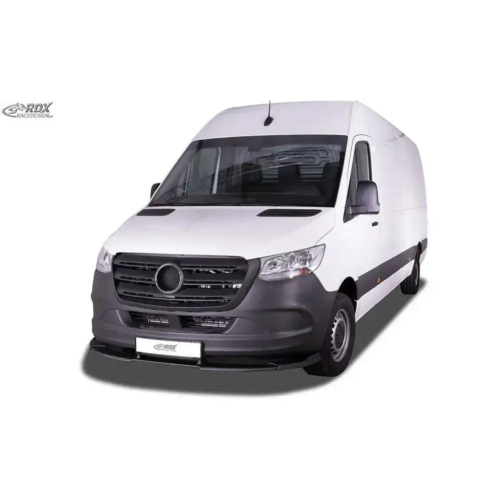Frontspoiler på Mercedes Sprinter 906/907/910 varebil sett skrått forfra med sort grill.