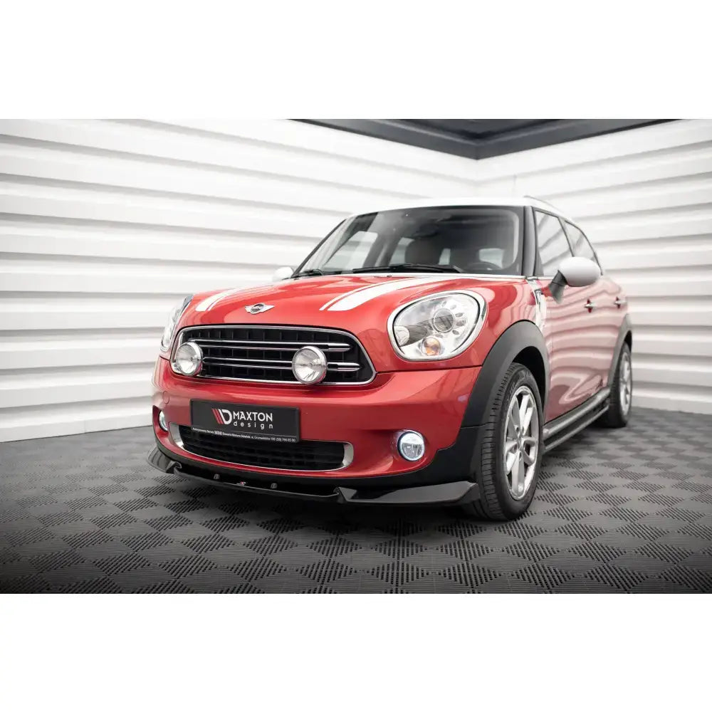 Frontspoiler på Mini Cooper Countryman R60 Facelift i rødt med svarte og krom detaljer, sett forfra.