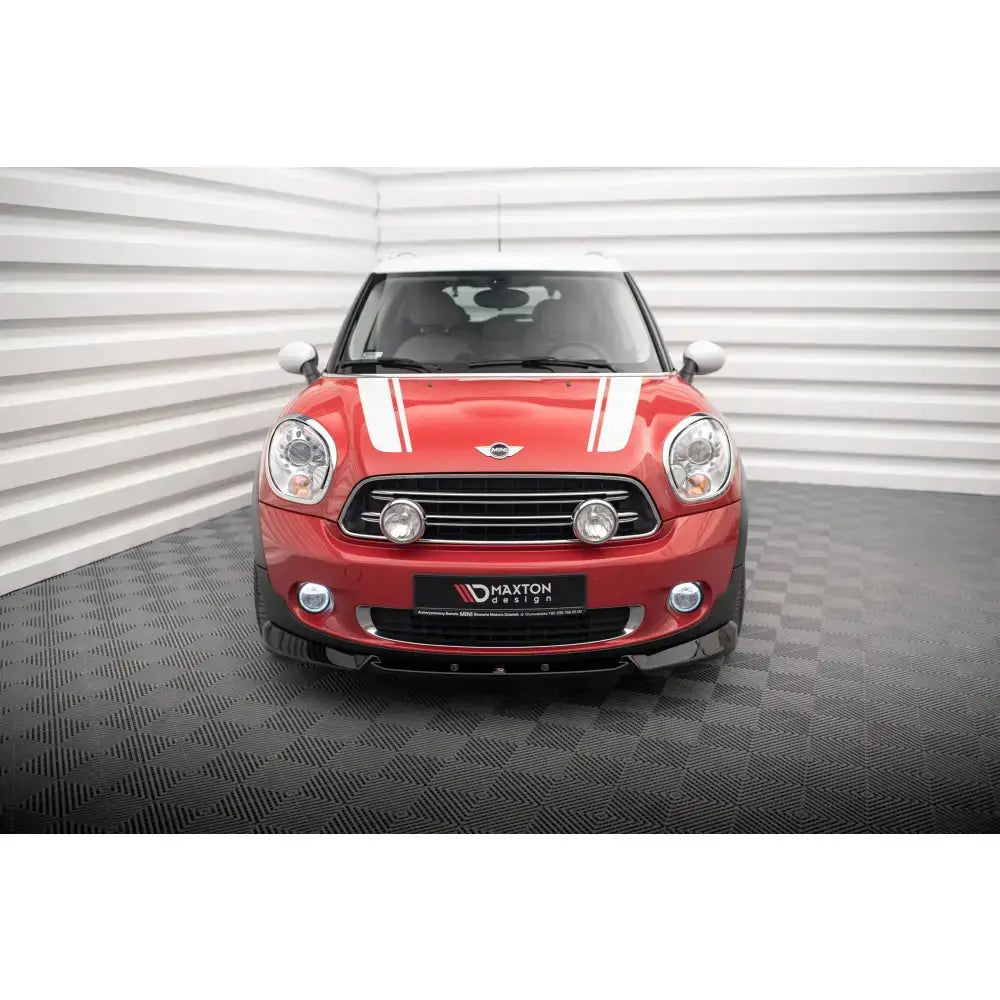 Front splitter på rød Mini Cooper Countryman R60 Facelift med hvite striper og ekstralys foran.