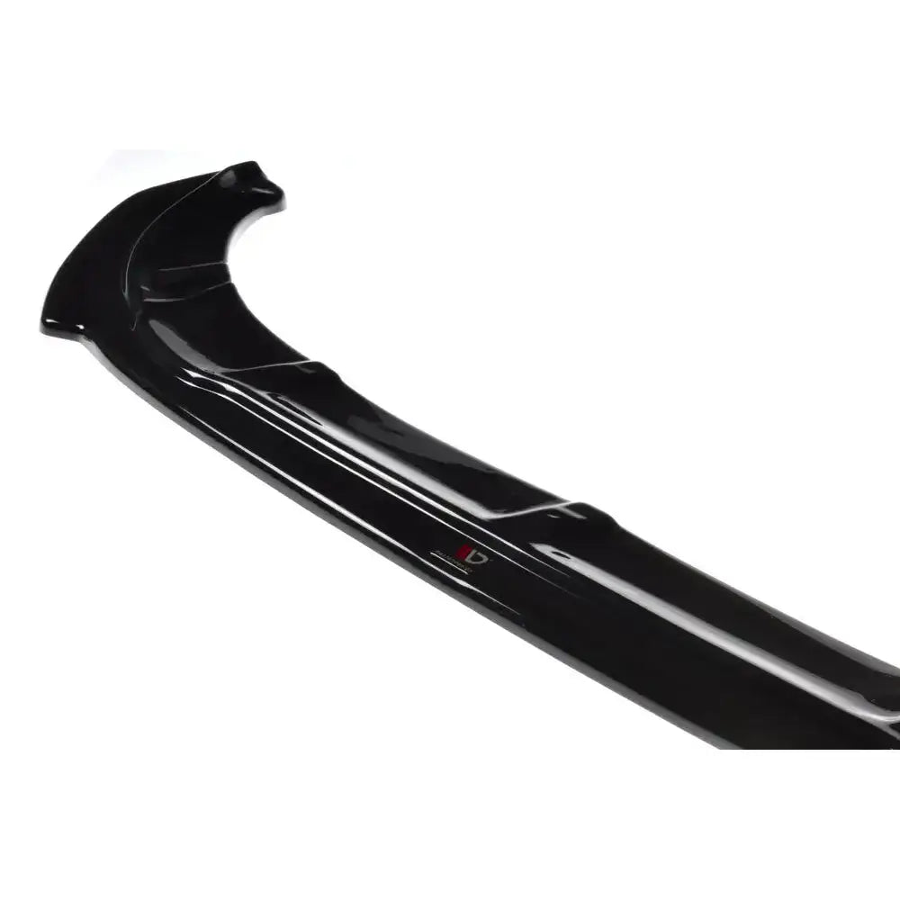 Frontsplitter til Mini Cooper S Mk3 Preface 3-Door, sort blank plast med logo, sett fra skrå vinkel.
