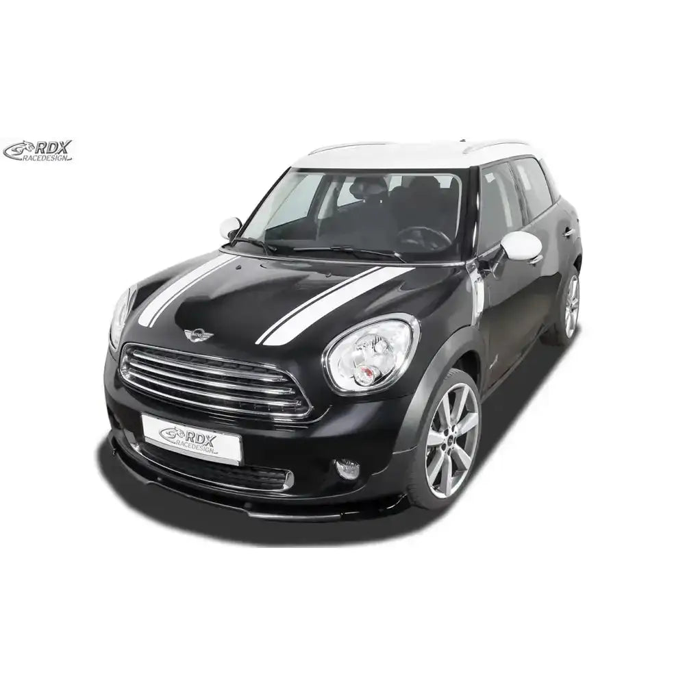 Frontspoiler på Mini Countryman R60 med hvitt tak, racing-striper og sølvfelger, sett skrått forfra.