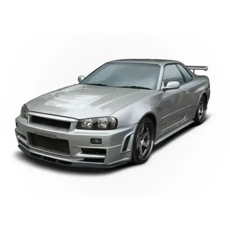 Frontleppe Nissan Skyline R34 Gtr Z Type montert på sølvfarget sportsbil med spoiler og store felger.