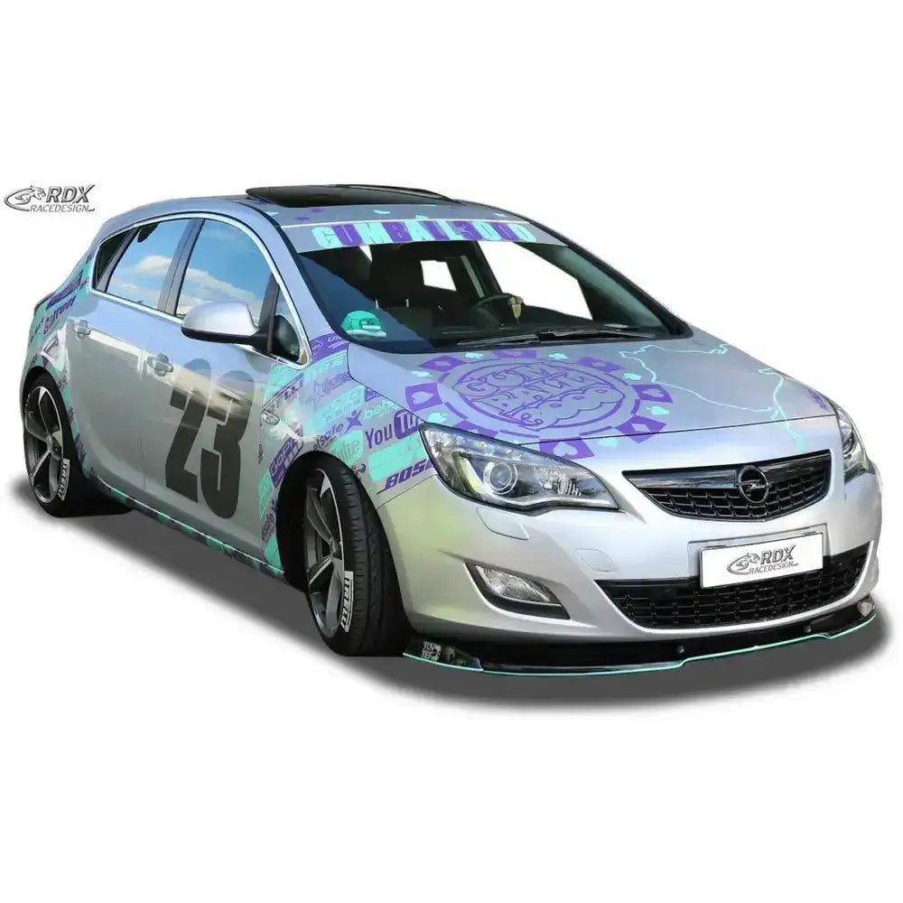 Front lip Opel Astra J 09-12 med svarte detaljer, foliedekor og startnummer 23 på døren.