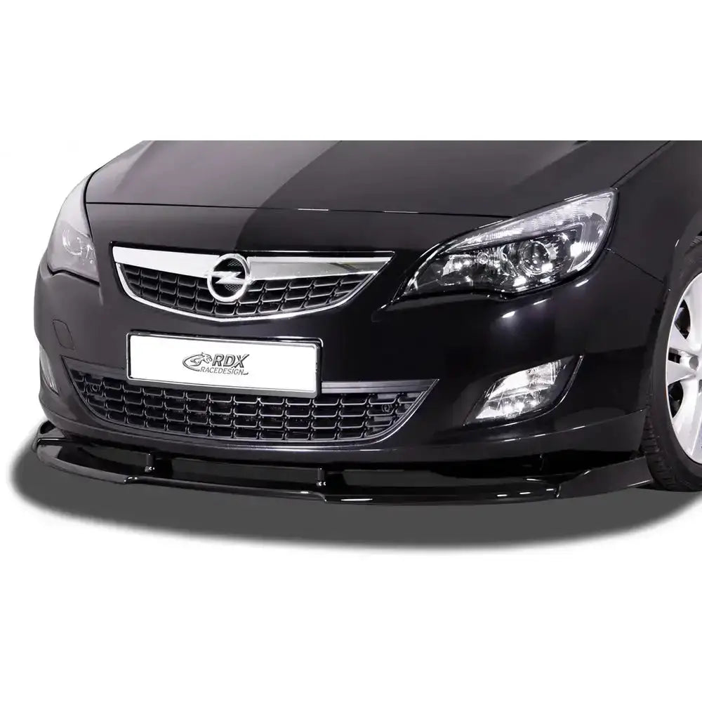 Frontleppe Opel Astra J 09-12 OPC-Line montert under støtfanger på sort bil med kromdetaljer.