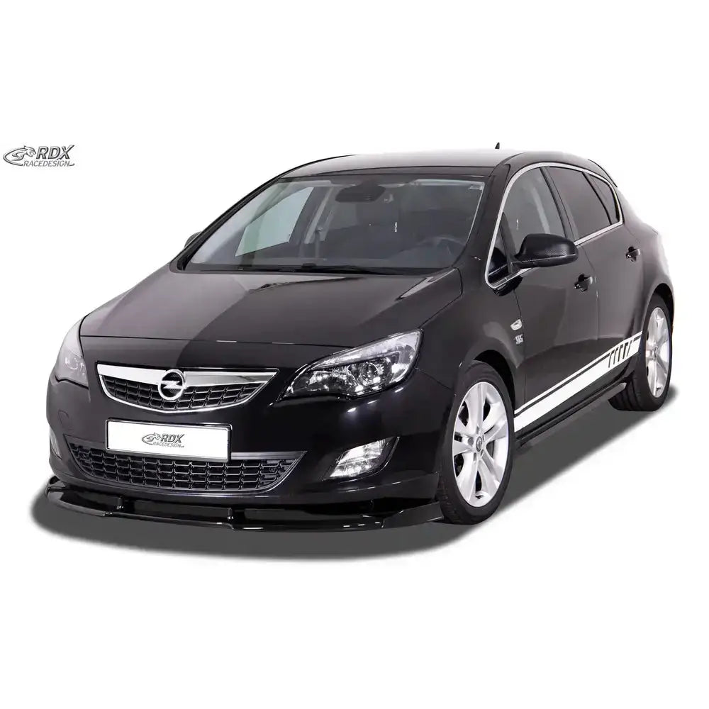 Frontspoiler Opel Astra J 09-12 OPC-Line montert på svart bil med hvite detaljer og sølvfelger.