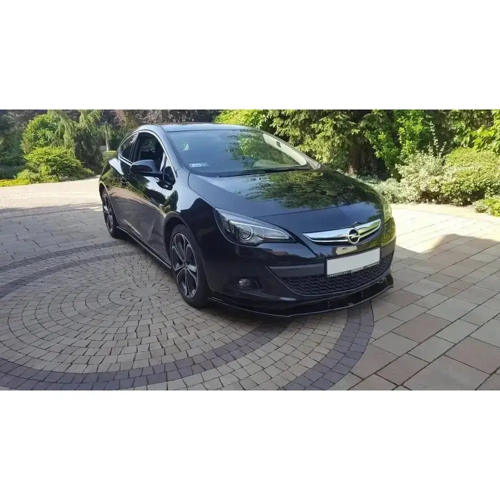 Frontleppe Opel Astra J Gtc montert på sort bil med metallic finish på steinlagt gårdsplass.