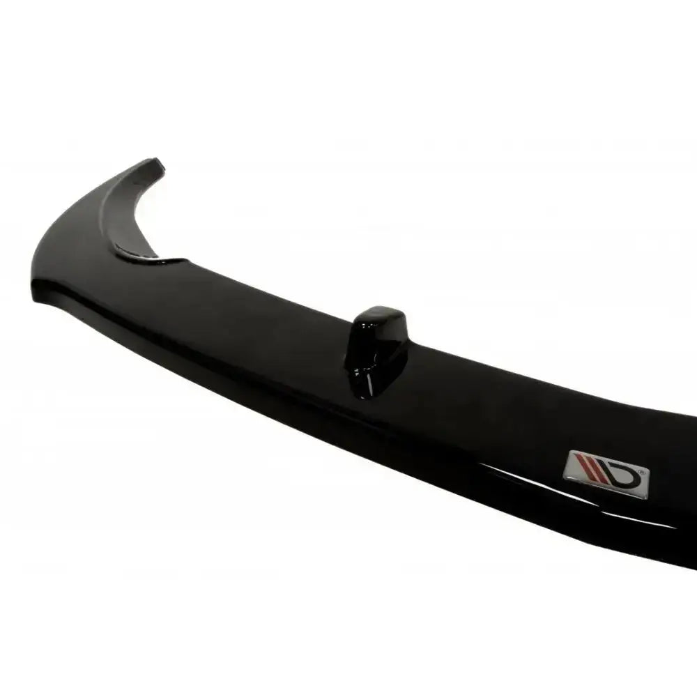 Front lip til Opel Astra J Gtc, sort og blank med liten opphøyning, sett skrått forfra.